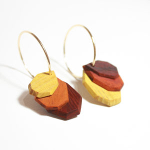 créoles fleur en bois jaune orange rouge