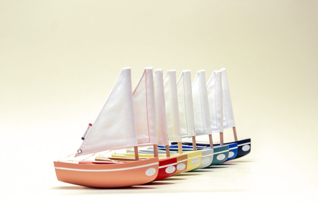 Les Bachi - Petit bateau jouet en bois navigable