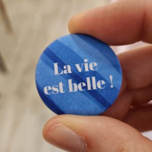 badge bleu la vie est belle !