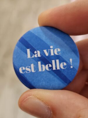 badge bleu la vie est belle !