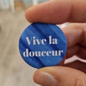 Petit badge cyanotype « Vive la douceur »