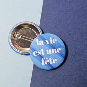 Badge cyanotype "La vie est une fête"